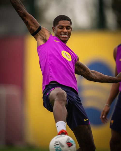 阿圭罗：拉什福德在巴萨的表现让人钦佩，他适应得非常好