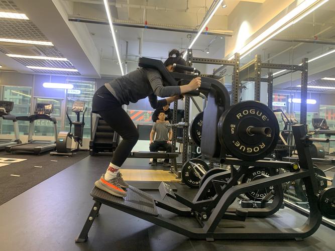 接受膝盖手术伤缺六周！布雷默晒健身房康复图：向前一步