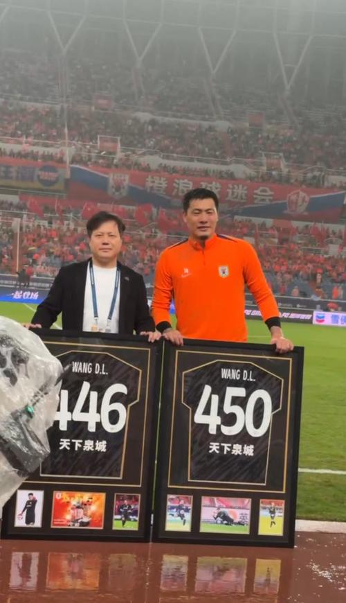 王大雷现场观战WTA宁波站单打决赛，他昨天在杭州踢完中超