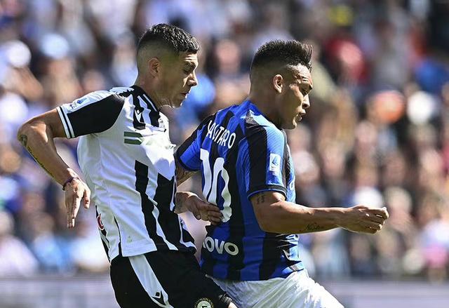 第33分钟多特禁区乱战，安东自摆乌龙