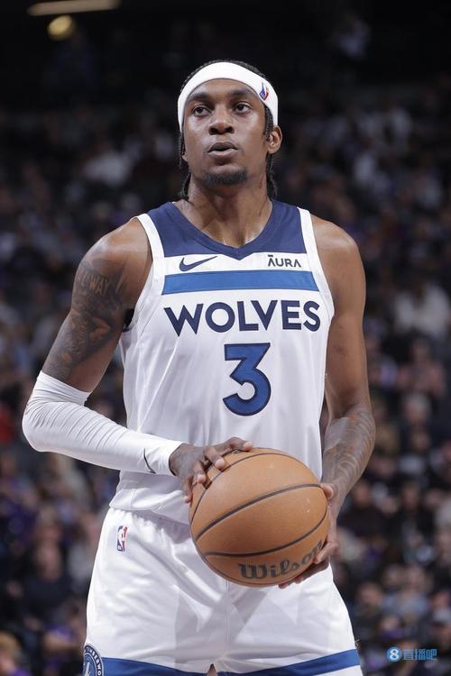 攻防真稳定！麦克丹尼尔斯半场9中6贡献15分2板3帽