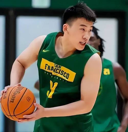 解说:王俊杰将是中国男篮锋线未来多年自主进攻最可靠的人选