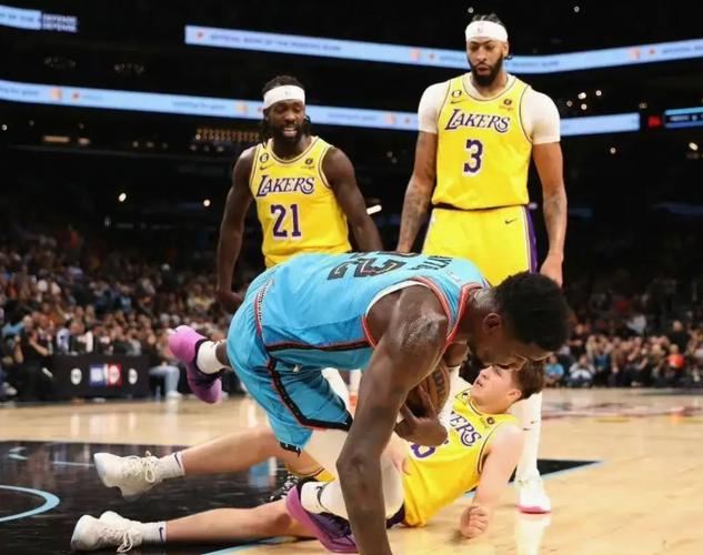 34.2+10+5.6！贝弗利转发前队友里夫斯场均数据图：🔥🔥🔥