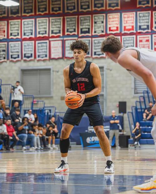 布泽尔现场观战俩儿子！状元候选卡梅隆12中3拿15分13板 凯登2分