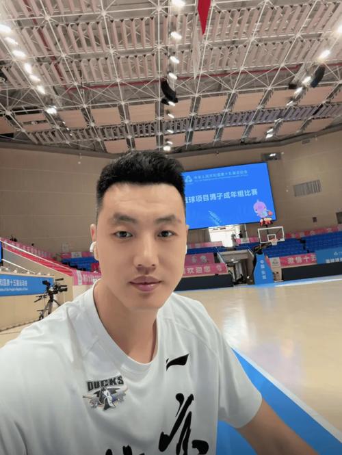 翟晓川晒球队合影：又是一年CBA体测 保持训练就会有好的结果！