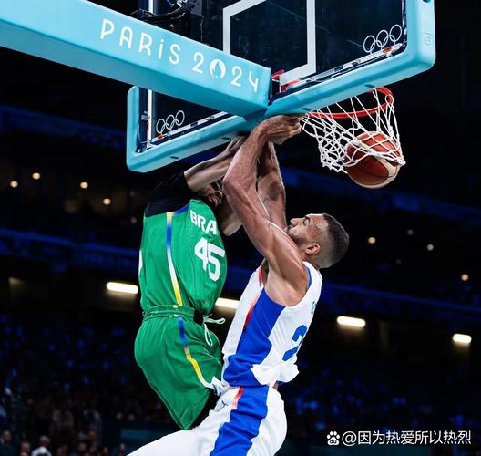 势大力沉！戈贝尔篮下接球 力压加尔扎暴起双手隔扣