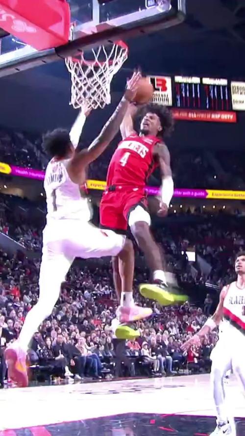 这身体素质！博伊尔斯反击腾空而起单臂隔扣